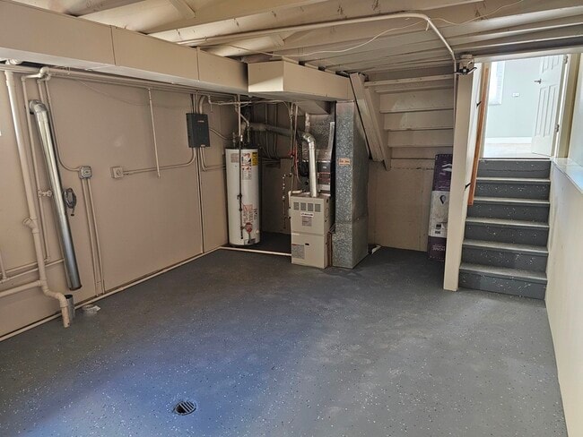 Building Photo - 1535 E Jane Ave