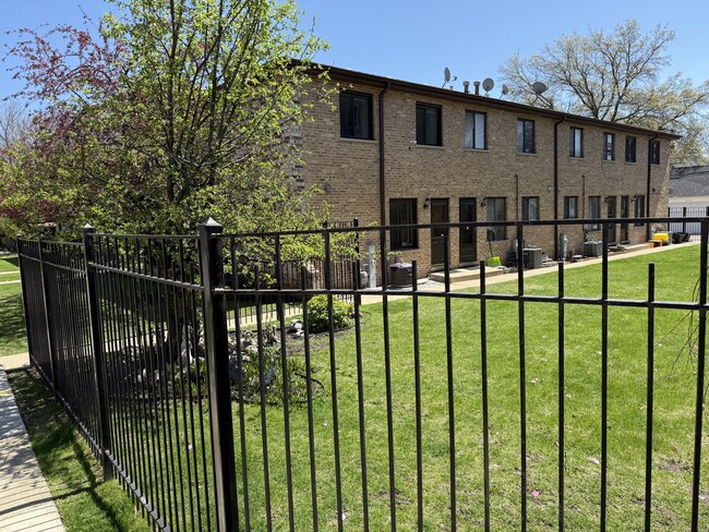 Building Photo - 2121 W Balmoral Ave