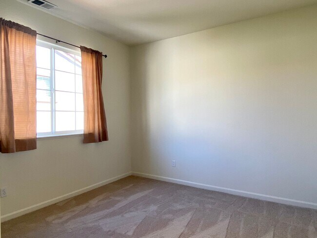 Building Photo - Fresh Interior Paint, Carpeting - Dogs und...