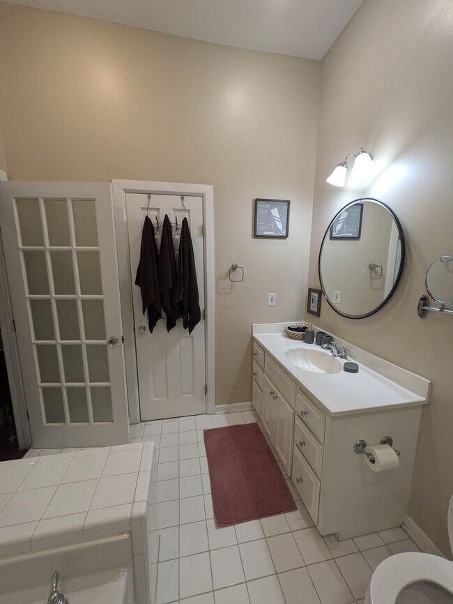 Building Photo - Cute Upstairs Down Town Apartment!