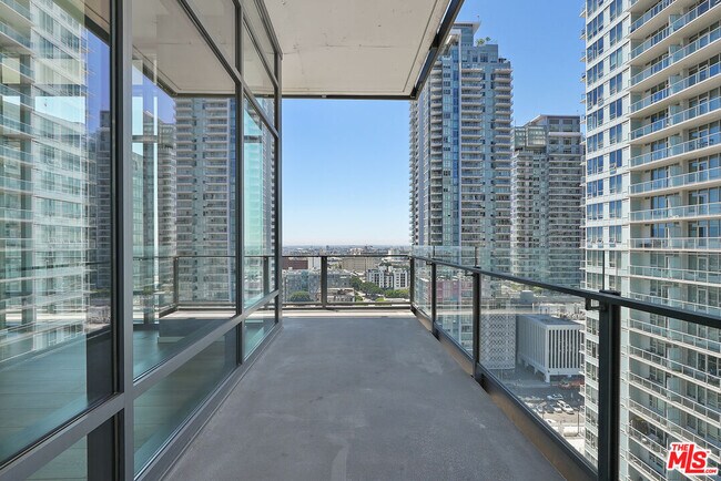 Building Photo - 1100 S Hope St