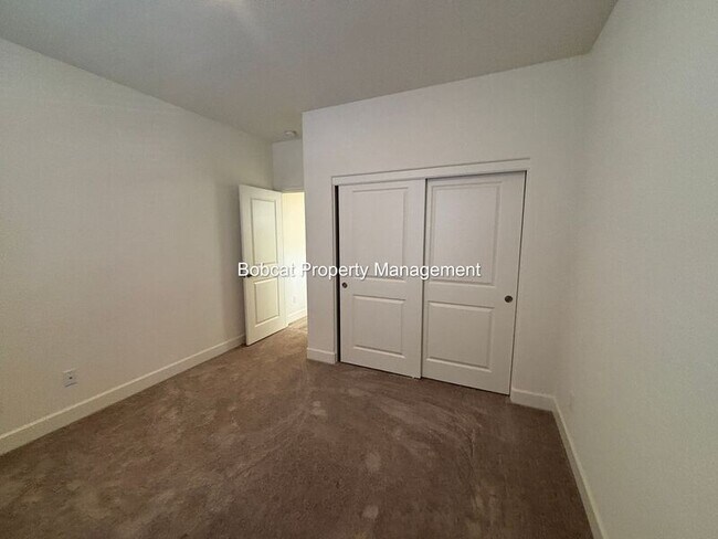 Building Photo - 925 Nelle Dr