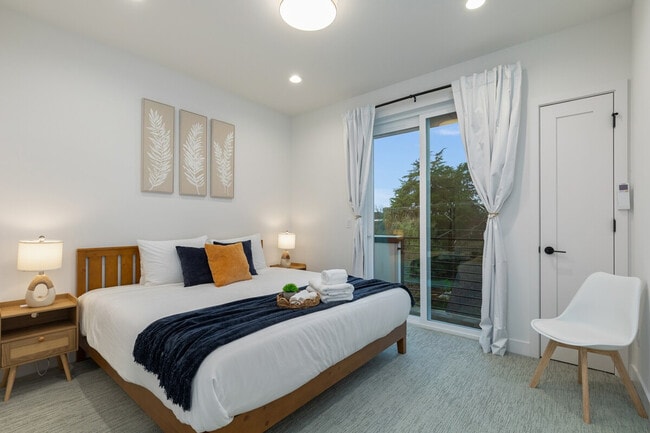 Building Photo - 129 11th Ave E