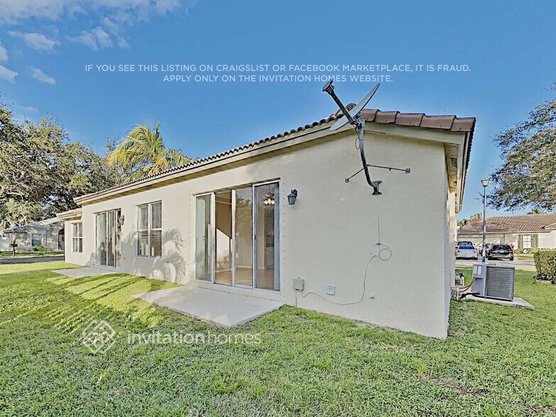 Building Photo - 10698 SW 20th Ct