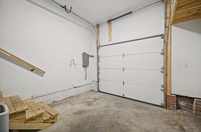 Building Photo - 6048 River Rd