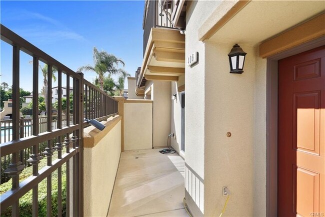 Building Photo - Beautifully Upgraded 3 Bedroom Townhome in...