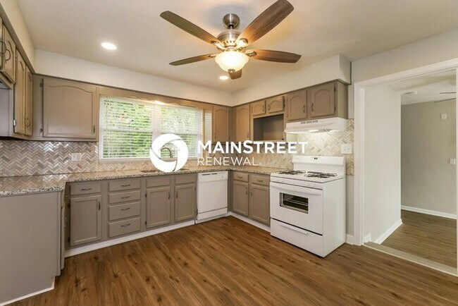 Building Photo - 3 Bedroom Pet-Friendly Home in LOUISVILLE, KY with Main Street Renewal