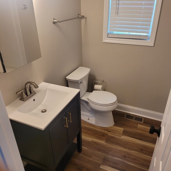 Building Photo - 573 Anita Dr