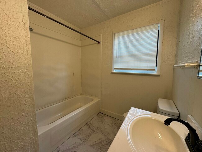 Building Photo - 3826 Lampton Ave