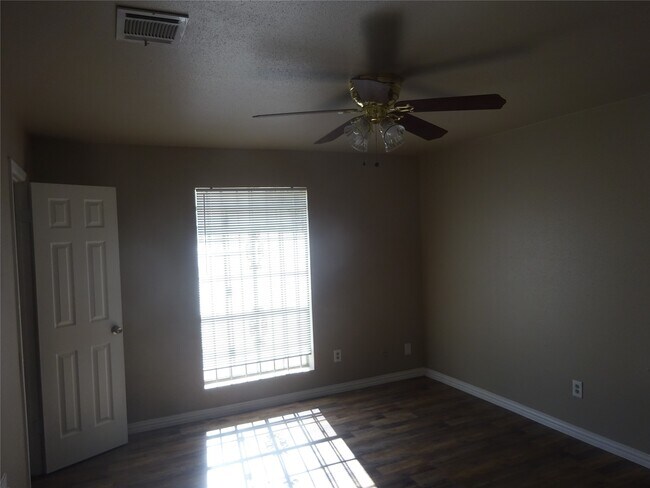 Building Photo - 5130 Wickview Ln