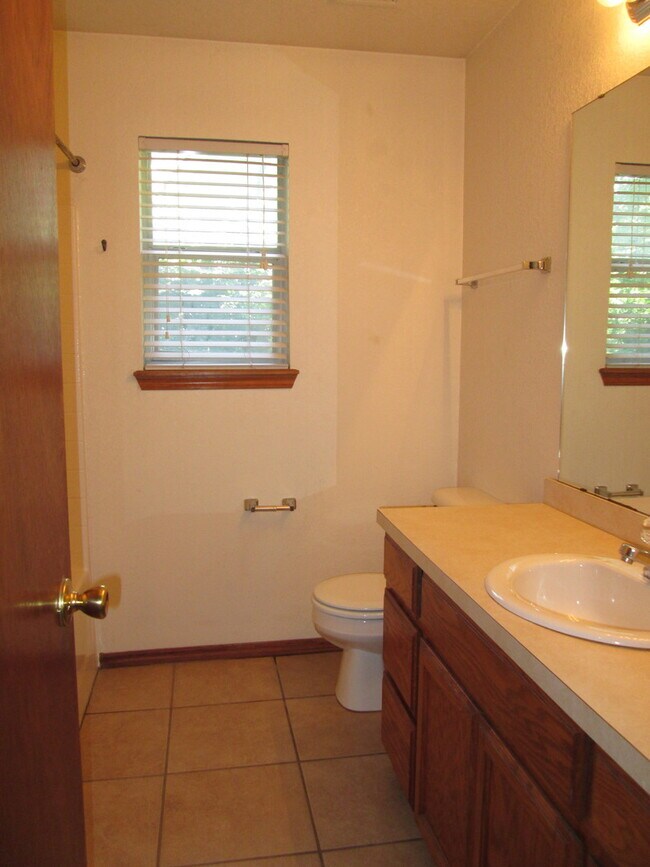 Building Photo - PRELEASING - July 2026 - (3) Bed/(2) Bath ...