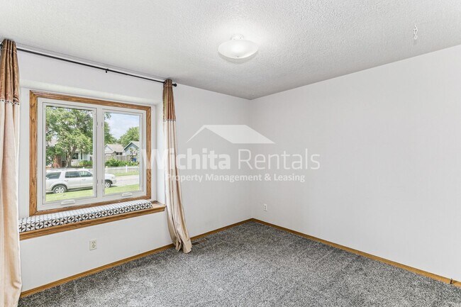 Building Photo - Large 3 bedroom 3 bath home in West Wichita