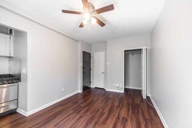 Building Photo - 1140 N La Salle Dr