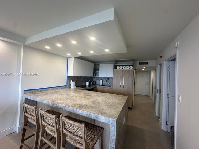 Building Photo - 2555 Collins Ave