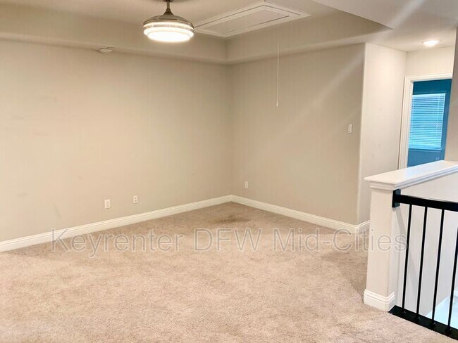 Building Photo - 914 Estelle Dr