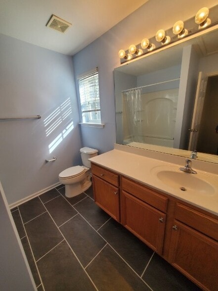 Upstairs Full Bathroom - 7802 Averette Field Dr
