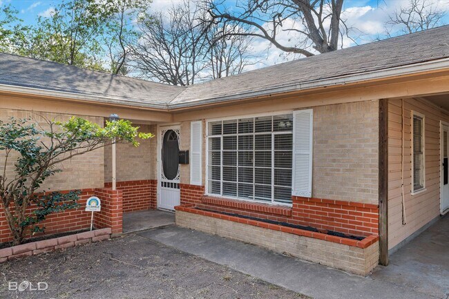 Building Photo - 2726 W Cavett Dr