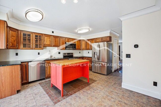 Building Photo - Charming Updated Townhouse with Dual Maste...