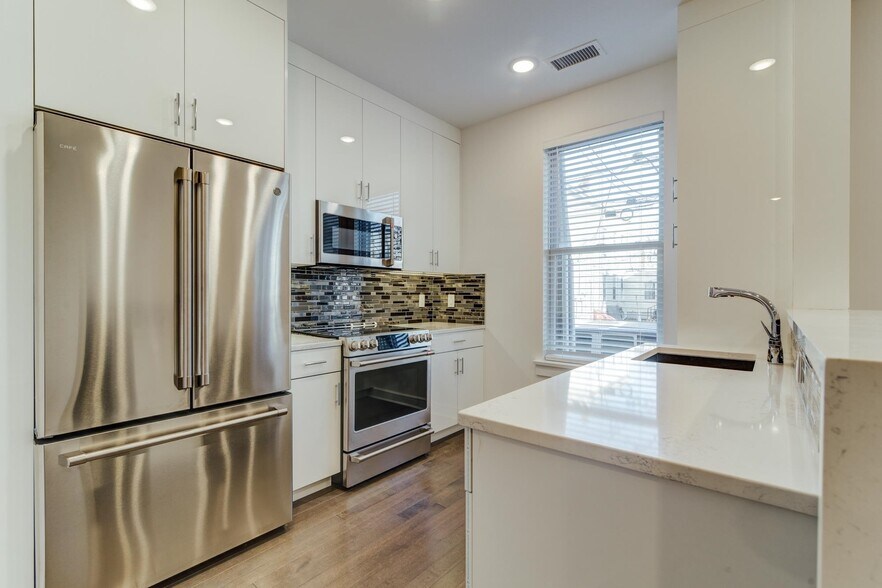 Building Photo - 974 Summit Ave