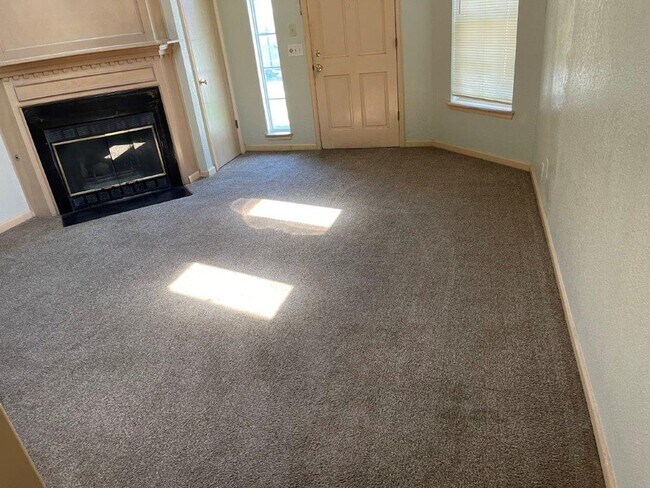Building Photo - Rare 4 bedroom 2 bath in Moore Schools. 2 ...