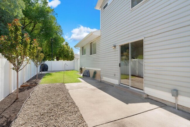 Building Photo - 557 E 8240 S