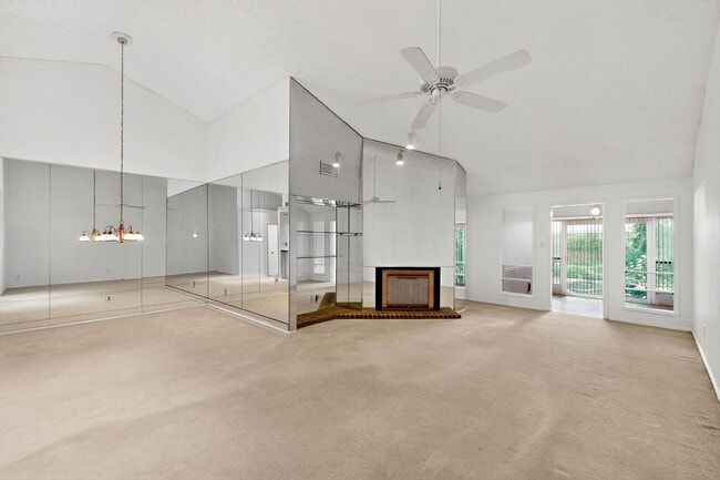 Building Photo - Spacious Townhome with Lake Views on a Pri...