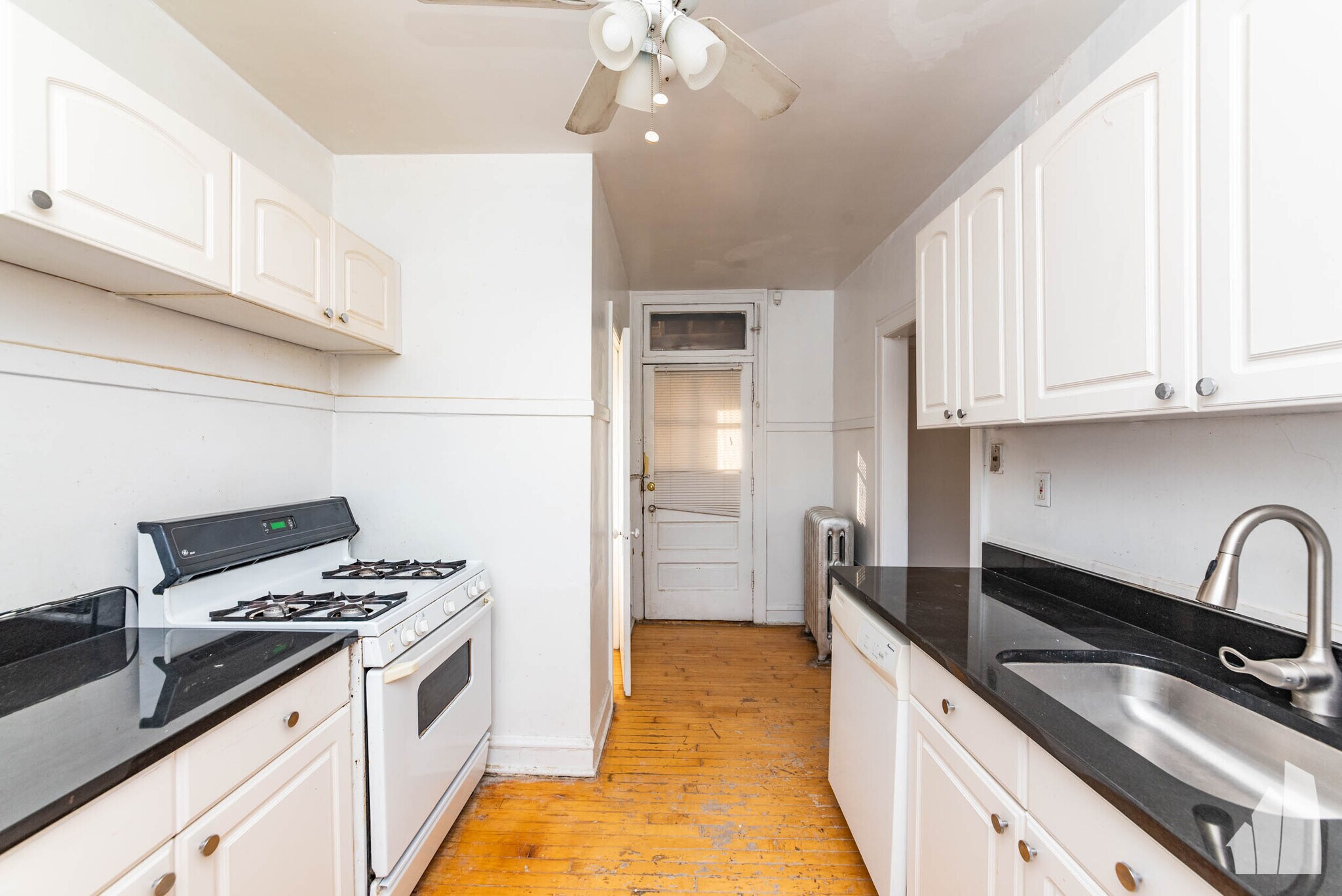 Building Photo - 4455 N Artesian Ave