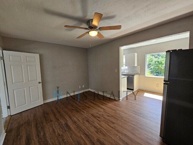 Building Photo - REDUCED $200!!  Cute 3/1 with updated kitchen & bath, enclosed front lanai & one car garage!!