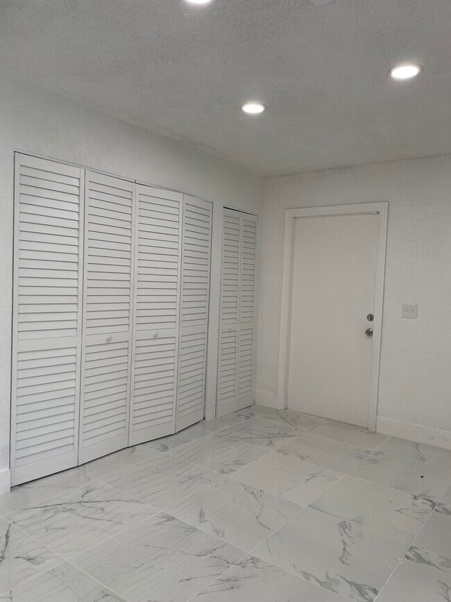 Building Photo - 8131 SW 6th St