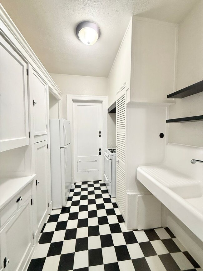 Building Photo - Unique Upstairs Studio w/ Hardwoods in Vintage 1920's Complex