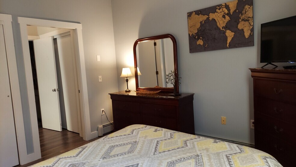 Building Photo - 92 Oak St