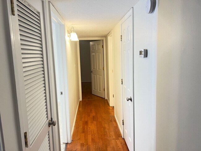 Building Photo - 2.5 Blocks to the Beach! Unfurnished 2 Bedroom, 2 Bath Condo on 1st Floor!