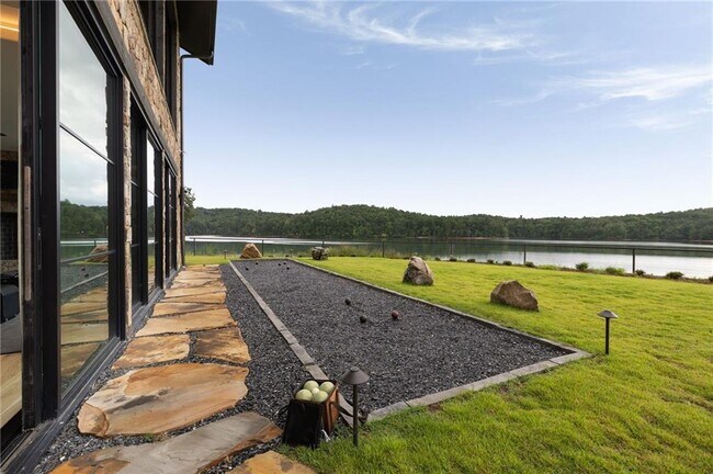 Building Photo - 725 Rocky Point Dr