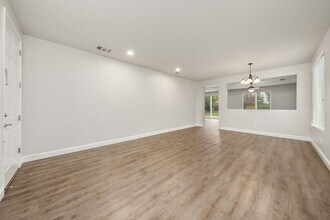 Building Photo - Spacious 4 Bedroom Home in Desirable Roseville Neighborhood