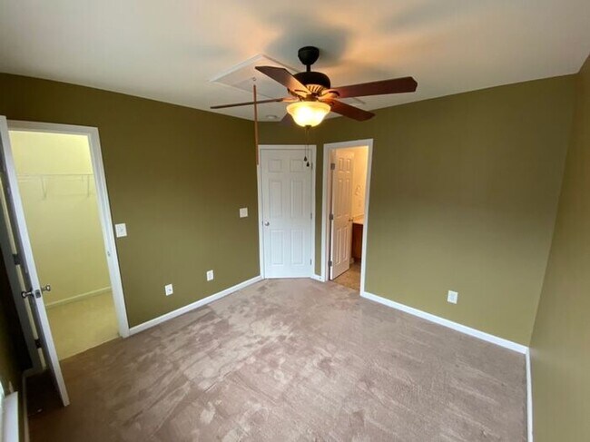 Building Photo - Lovely townhouse in fantastic Durham locat...