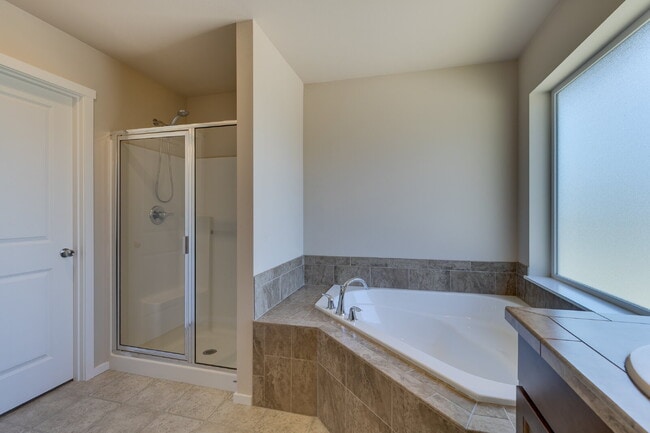 Building Photo - Luxury Home in Kenmore / Bothell!