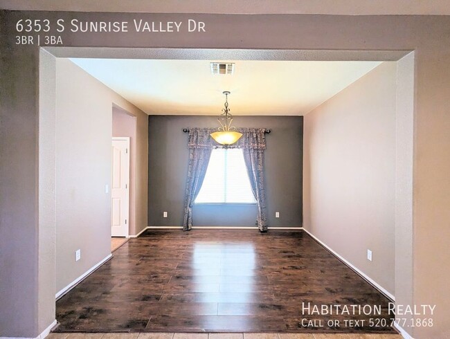 Building Photo - Deluxe Two-Story 3 Bedroom, 3 Bathroom Hom...