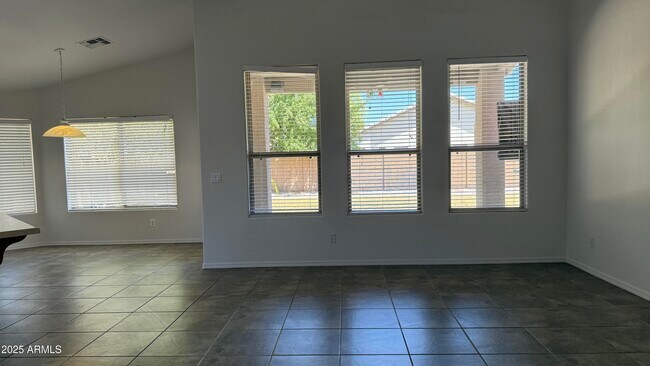 Building Photo - 734 E Iris Dr