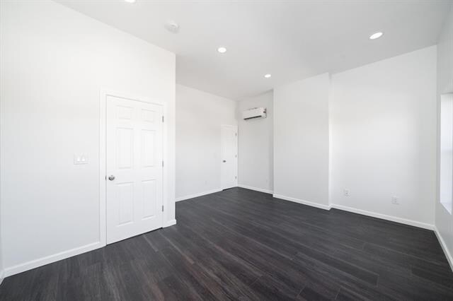 Building Photo - 258 Suydam Ave