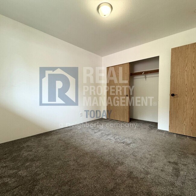 Building Photo - SJS 547 LLC - 15515 (Cascade group - Silver)