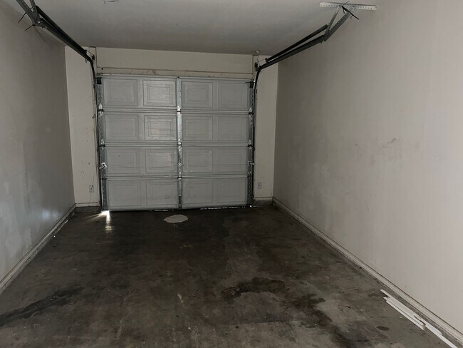 Building Photo - 2704 Alma Dr