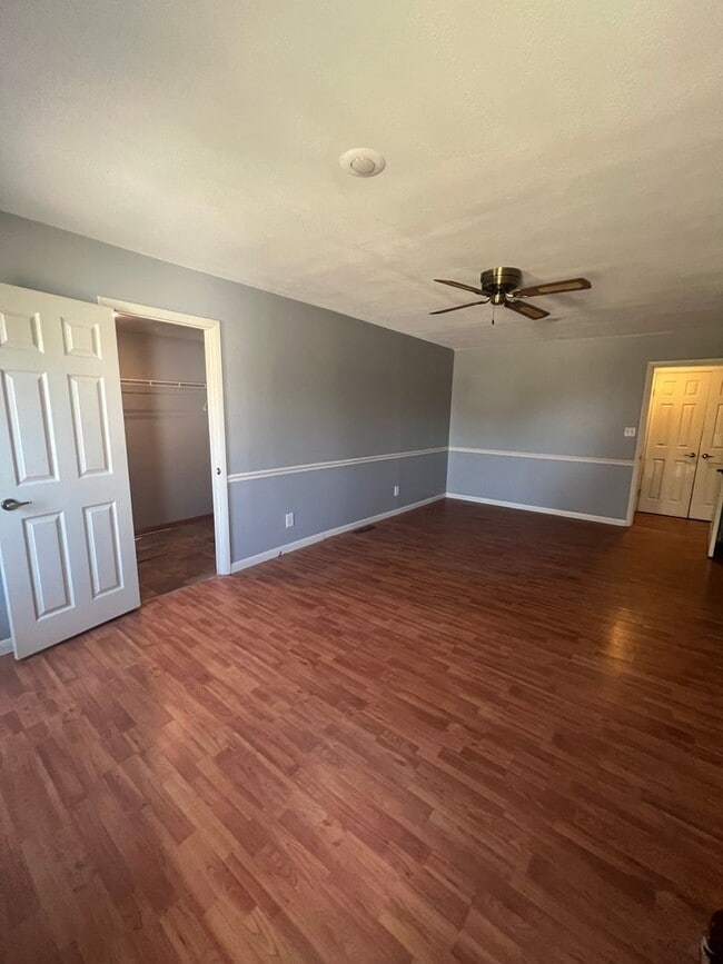 Building Photo - 3 bedrooms/2 bathrooms with detached 2 car...