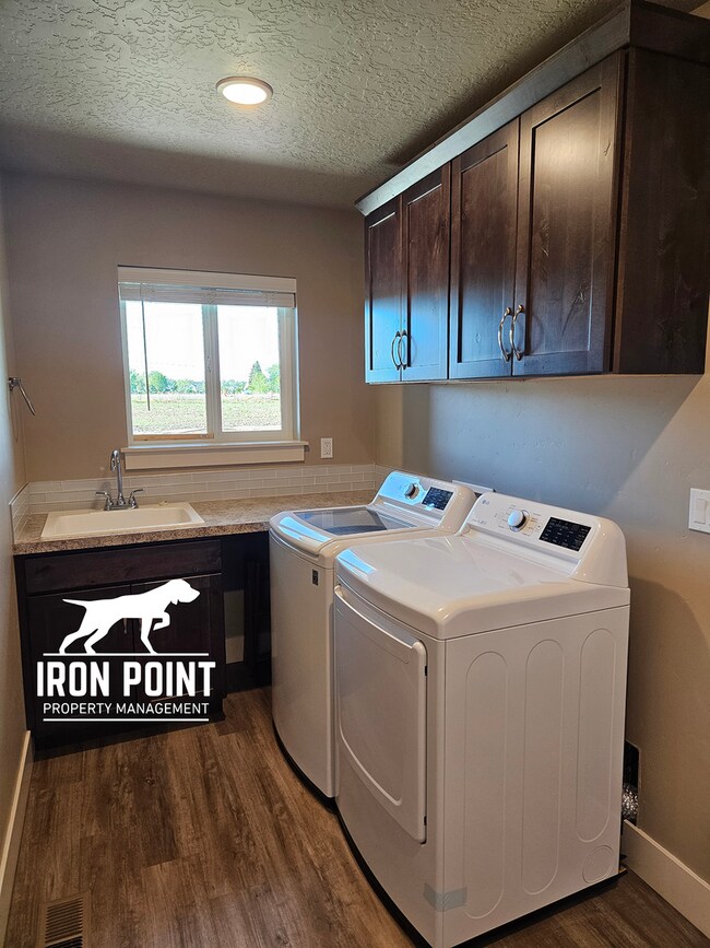 Building Photo - 2bed/1bath w/2 car garage & all appliances included.
