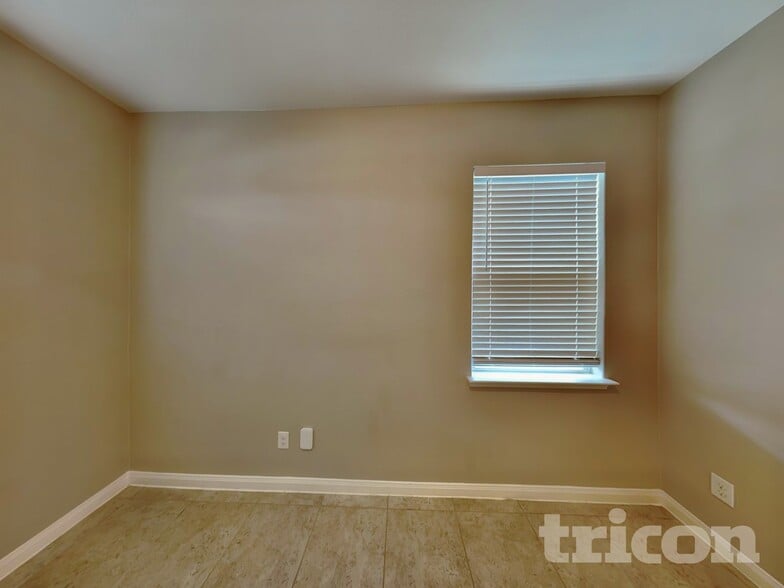 Building Photo - 110 Rushmore Ln