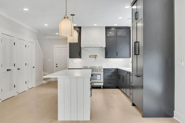 Building Photo - Beautiful 2BR/2BA top-floor end unit!