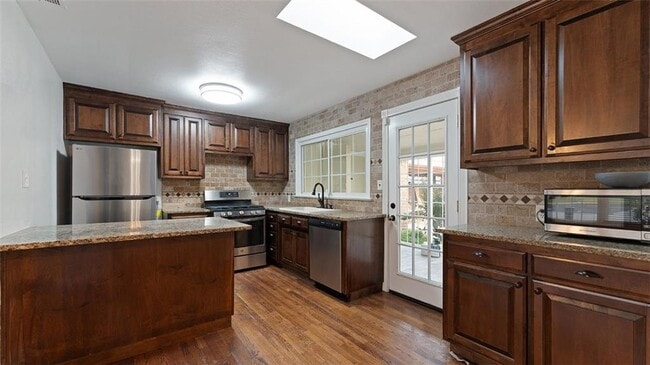 Building Photo - 1414 W Cypress St