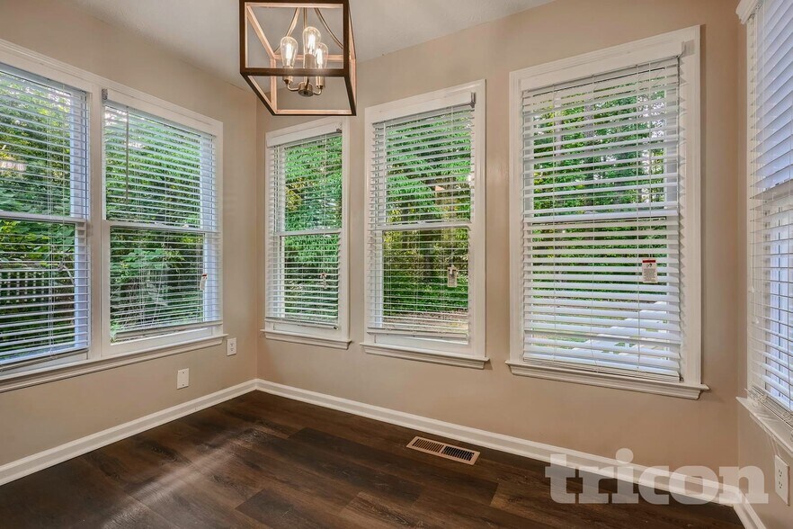 Building Photo - 985 Brookmont Dr S W