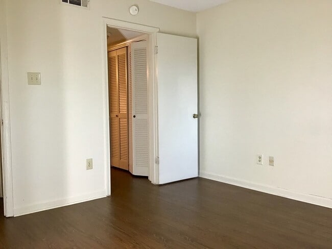 Building Photo - Beautiful 3 Bedroom Apartment. Great place...