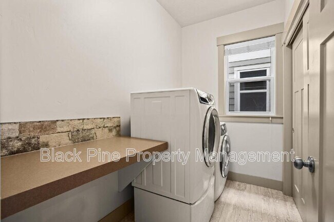 Building Photo - 909 N 31st St