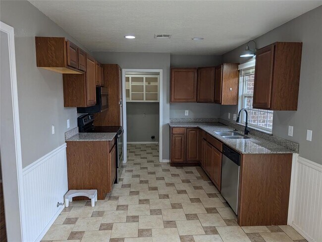 Building Photo - 16904 Meadow Lake Cir